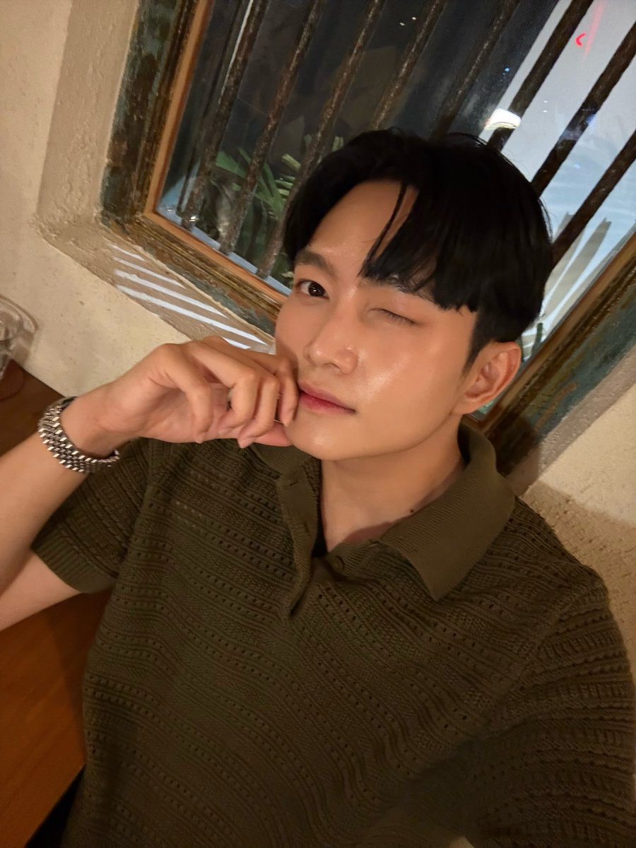sccardd's tweet photo. วันเกิด vs วันจันทร์ 🥂 https://t.co/pTMsqpH4O6
