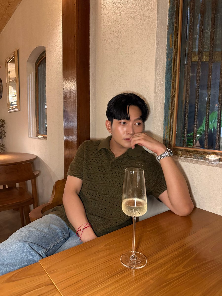 sccardd's tweet photo. วันเกิด vs วันจันทร์ 🥂 https://t.co/pTMsqpH4O6