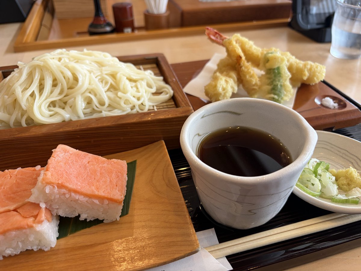Moooo43O's tweet photo. 氷見の温泉宿に泊まって昨日の昼は氷見うどんを海津屋さんで。バチ麺コロッケは細麺うどん入りのクリームコロッケ、おにぎりにます鮨に全て美味しく海老天の海老がうますぎた〜〜。順番待ちの時に横にいたお姉さんとお兄さんと色々とお喋りできて楽しかった。一期一会。 https://t.co/NsMkPgwKD9