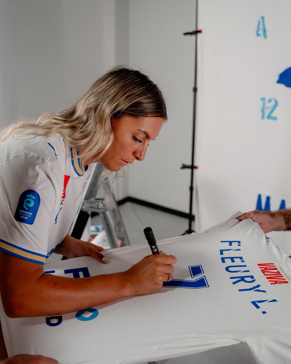 OMfeminines's tweet photo. 🎁 𝐅𝐋𝐄𝐔𝐑𝐘 𝐇𝐎𝐌𝐄 7️⃣

À l’occasion de son arrivée dans la cité phocéenne, Louise Fleury vous offre 𝐬𝐨𝐧 𝐭𝐨𝐮𝐭 𝐩𝐫𝐞𝐦𝐢𝐞𝐫 𝐦𝐚𝐢𝐥𝐥𝐨𝐭 𝐝𝐞́𝐝𝐢𝐜𝐚𝐜𝐞́ ! 😍 

𝐓𝐞𝐧𝐭𝐞𝐳 𝐝𝐞 𝐥𝐞 𝐫𝐞𝐦𝐩𝐨𝐫𝐭𝐞𝐫 en participant👇
📲 Abonnez-vous
👍 Likez ce post
💬 Commentez #Fleury7 pour participer 👀