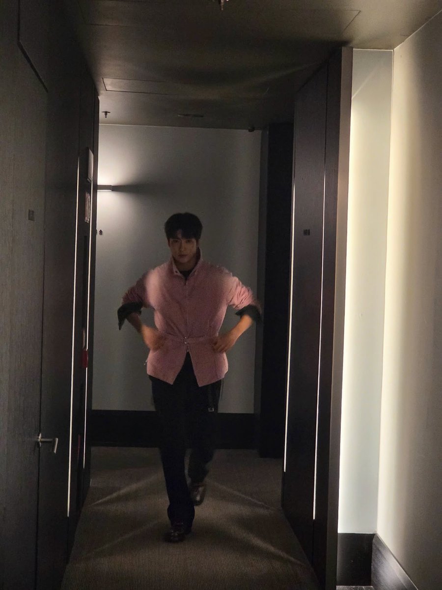 Jeehyun's tweet photo. You're the sun. https://t.co/vWb2L1XwsQ