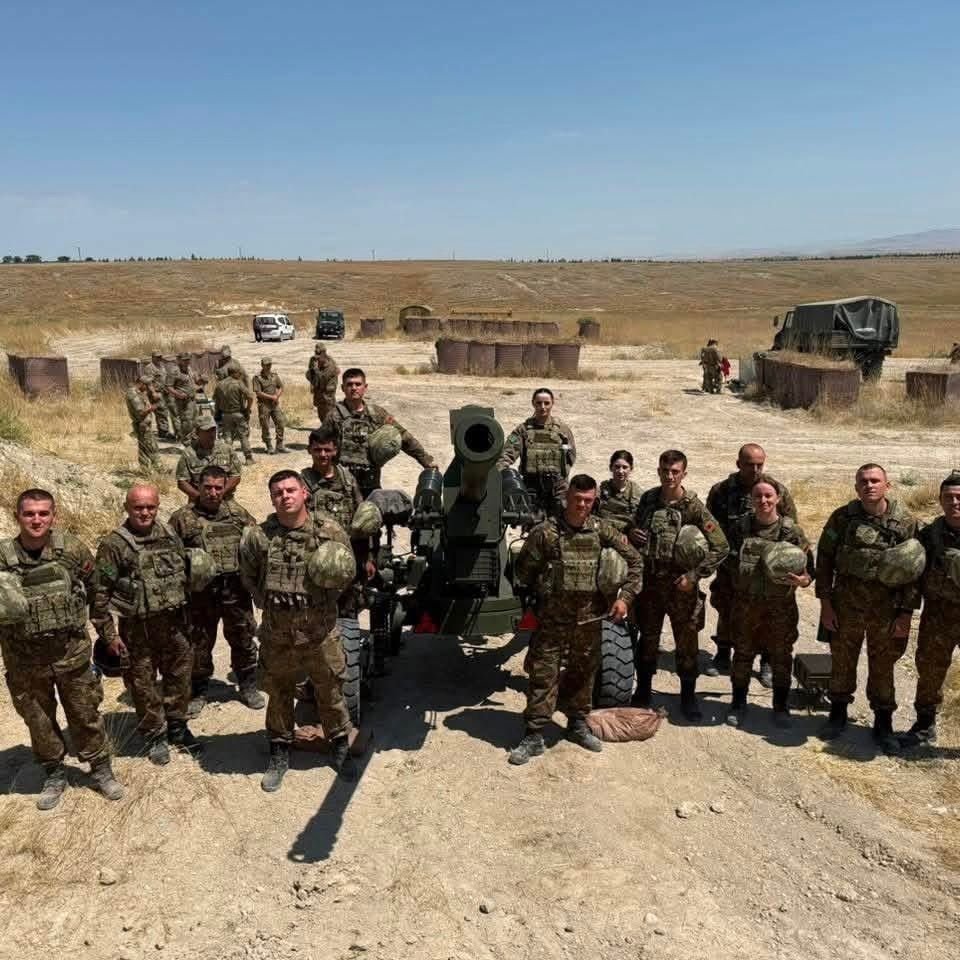 jamshqiptar96's tweet photo. Albanian soldiers train with newly acquired 105 mm Boran artillery https://t.co/mCrMm0gJgO