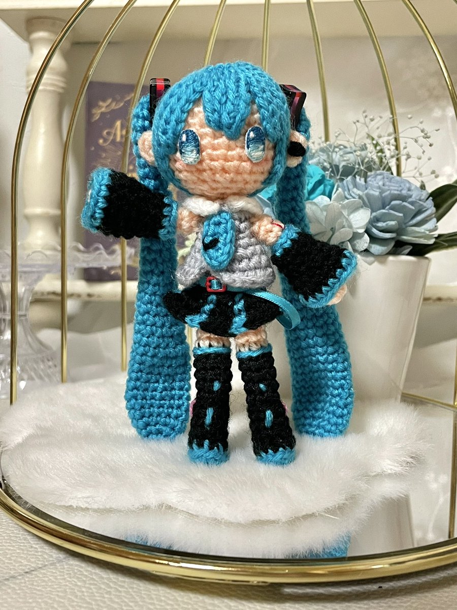 niapingr76's tweet photo. 初音ミクV6を編みました🧶
竹工房さん(@TkFactory19 )からいただきました髪飾り早速使いました。とても可愛くサイズもピッタリです。本当にありがとうございます🙇‍♀️
 #初音ミク
 #あみぐるみ https://t.co/nhxBgEGKpP