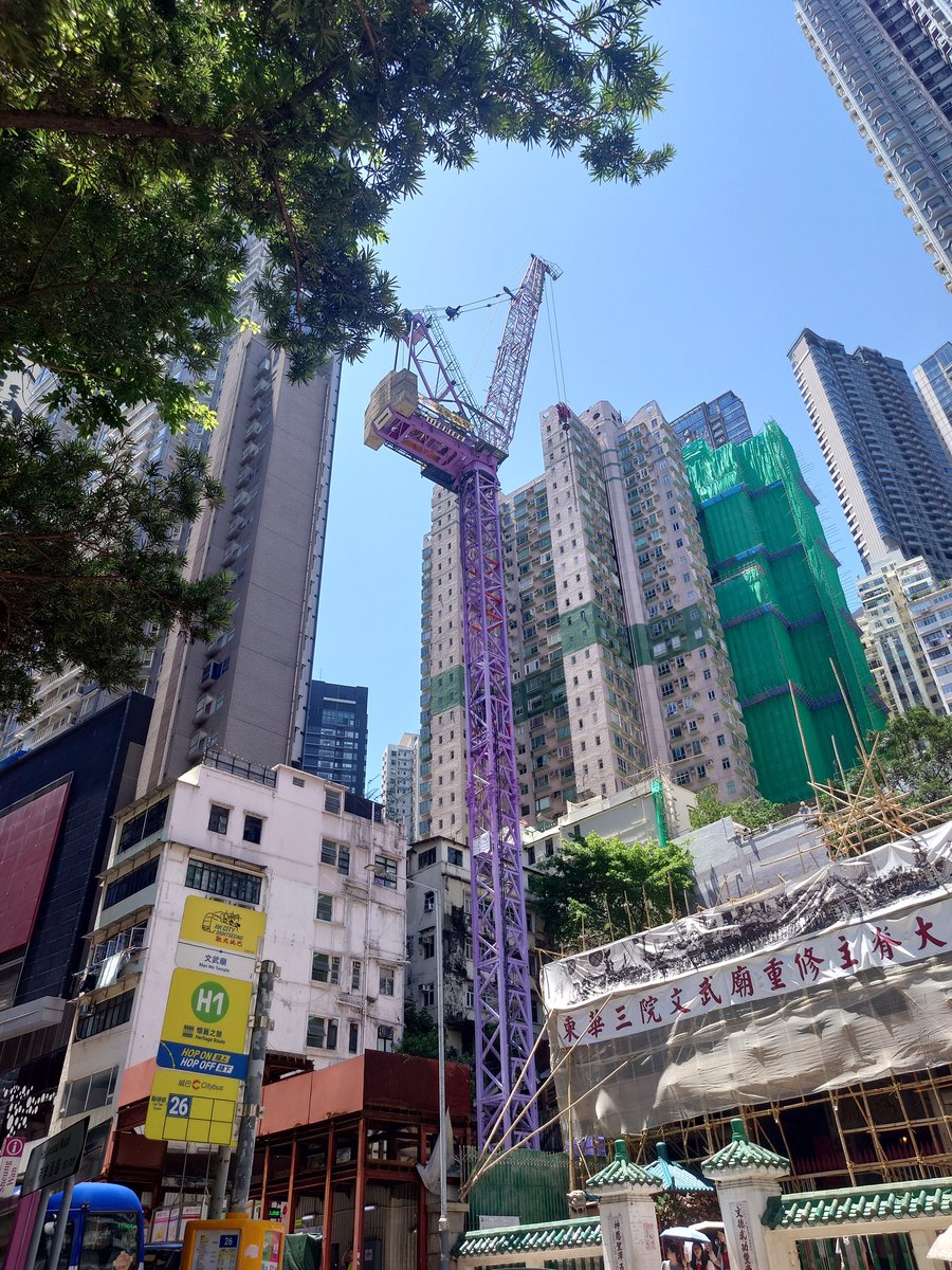 t_bewith's tweet photo. 香港は山と海に挟まれて平地が少ない上に、大陸で何かあると人々が流れ込んで来て更に人口が増えてビルが上に伸びたのかな。あと地震は少ないのかも。シンガポールと似てる？日本は関東平野が広いのと地震多いからここまでになってない気がする。面白い都市だけど住むと大変そう。 https://t.co/kwWDLuUBj5