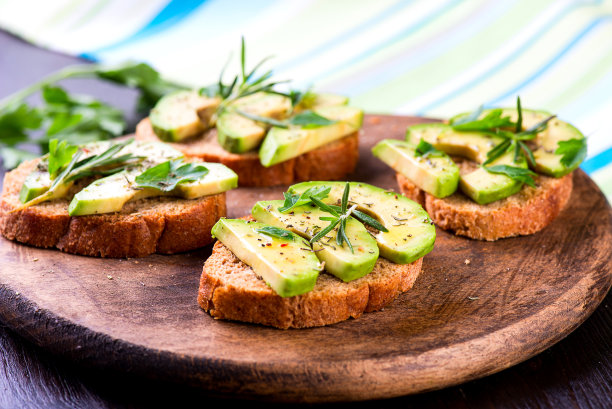 eleny29968836's tweet photo. Just grabbed a warm avocado toast with a dash of chili flakes—breakfast that tastes like a tiny win for a busy Monday!， https://t.co/ABzMDzQsG4