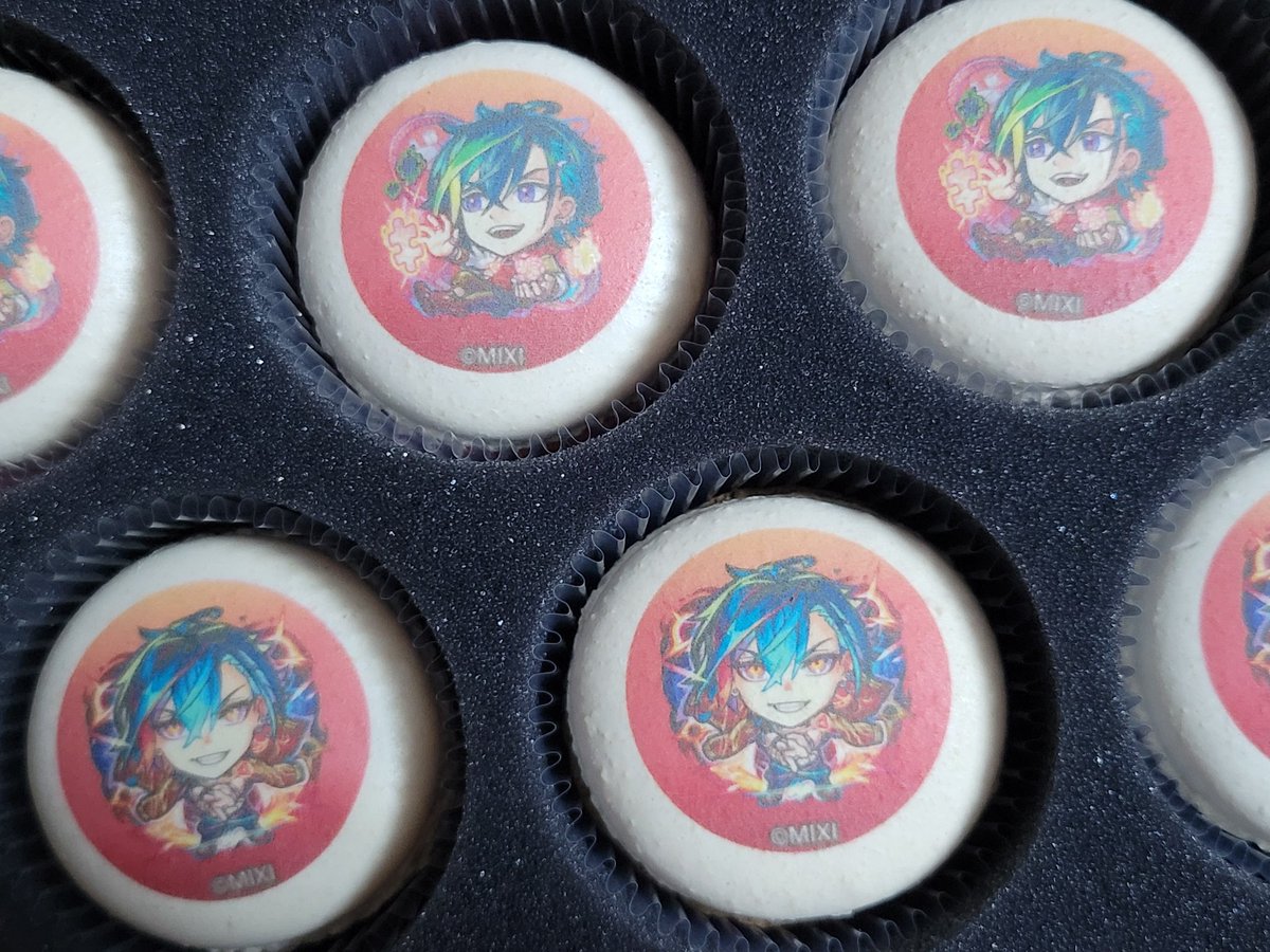 ShivaMonst's tweet photo. 缶バッジ買ったらケーキとマカロンついてきた(3回目) https://t.co/C1jLUTA2Op
