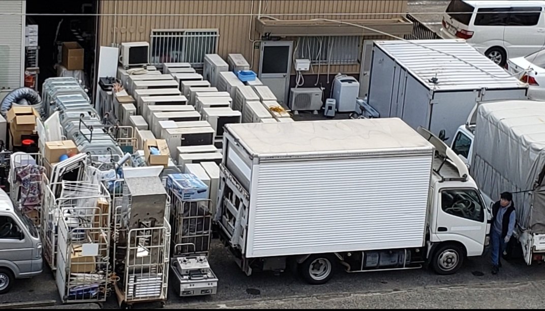 KINGMAJN's tweet photo. ここエアコン室外機100台以上も積み上げてあるけど、メーカー曰く絶対に積み上げてはいけないらしい
福岡リサイクル品総合買取センター
産業廃棄物処理法違反

早良区田村4丁目9-1にある違法スクラップ業者

 #大東建託倉庫
#田村4丁目違法業者 
 #騒音問題
 #早良区田村
 #第一種中高層住居専用地域 https://t.co/yF4Rv8SaN0