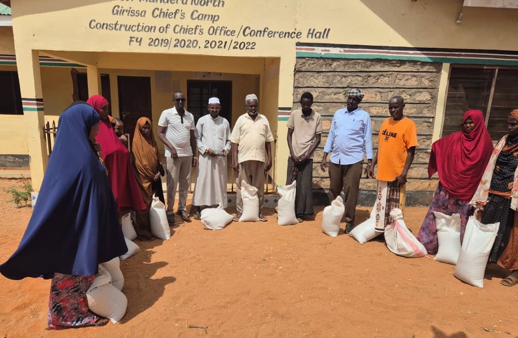FAOKenya's tweet photo. ๐ฑ๐Under @EUinKenya funded #PLACE Project, @FAO & #ManderaCounty supported 90 farmers in Aresa, Girisa & Sala with 500 kg of certified Sudan Grass seed for pasture establishment through practical training on land preparation, water harvesting, planting, harvesting & conservation https://t.co/h2OQFRJ2P7