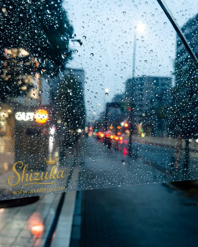 hhh59173's tweet photo. 下雨天了怎麼辦～外面的雨聲滴滴答答
就像我心裡想你不停……這種濕漉漉的天氣
最適合兩個人躲在被窩里  
把衣服也弄得濕漉漉的 你說是吧？😏💦 https://t.co/vaSNGVUMN4