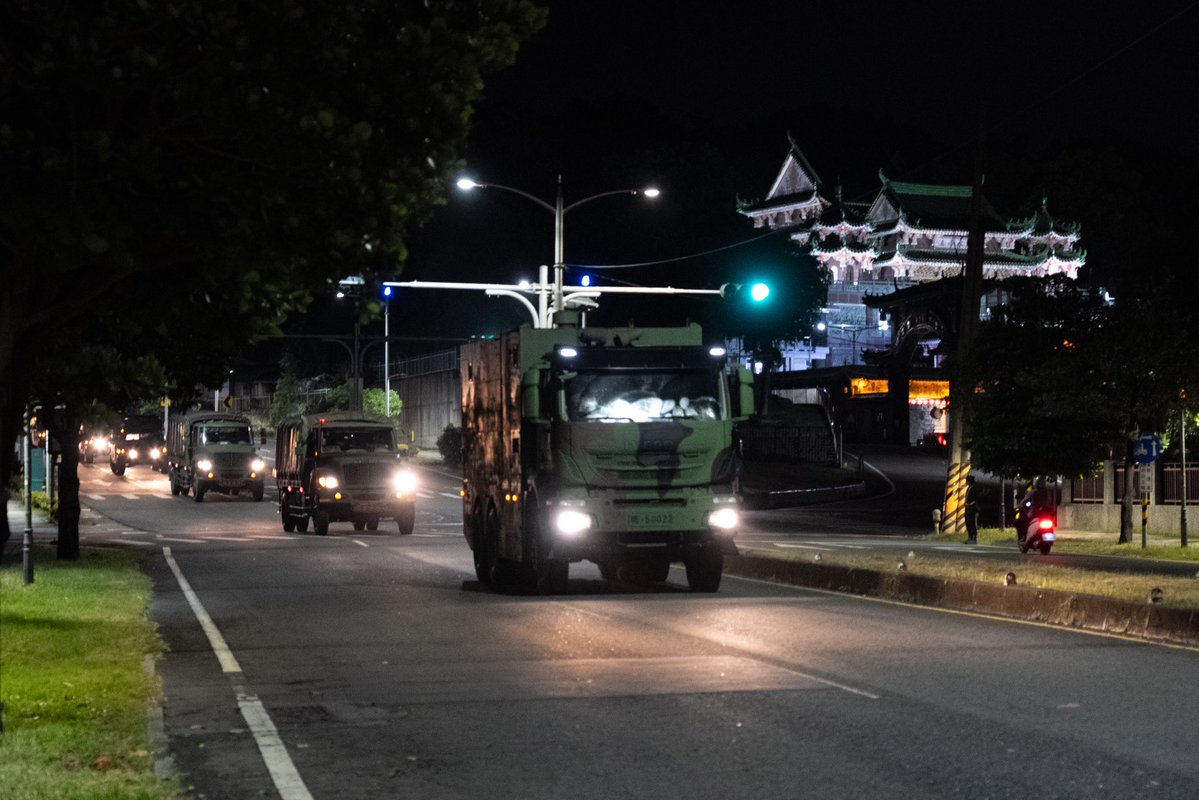 mna_roc's tweet photo. 國軍「 #聯合防禦操演 」13日正式展開， #海軍陸戰隊99旅 清晨自南部地區完成整備後，出動包含中型、輕型戰術輪車等各型車輛，北上執行跨區增援任務。凌晨時分，車隊在夜色中依序機動，官兵保持高度警覺，依作戰計畫遂行兵力轉用，檢驗部隊遠程機動、後勤支援及指揮管制效能。 https://t.co/037NqpRbYN
