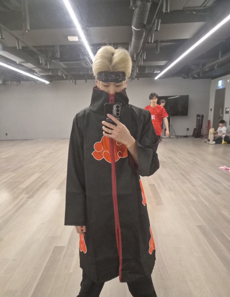 doohee5ee's tweet photo. 연습실에 또카츠키 등장함ㄷㄷㄷ https://t.co/ULT8Wt40nE