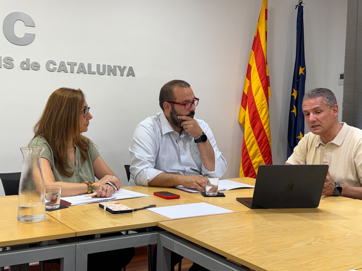 FMCmunicipis's tweet photo. Ens reunim amb el director del @ConsorciAOC  per conèixer el contingut dels nous Estatuts, actualment en tramitació, que reforcen la governança entre la Generalitat i el #mónlocal https://t.co/l43J4gFHAN