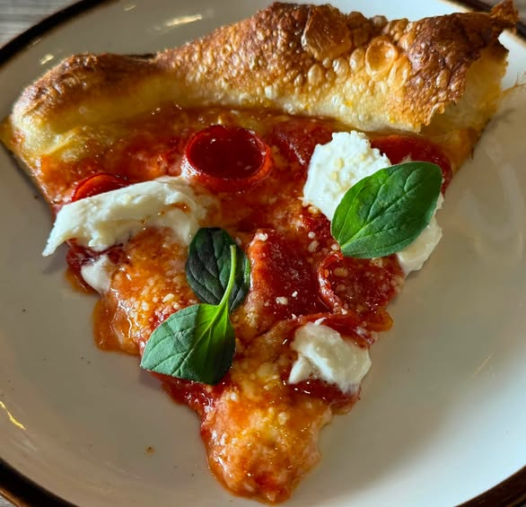 Melissa0857's tweet photo. Crispy crust, melted cheese, pure happiness. 🍕 https://t.co/NKYjcTEZBq