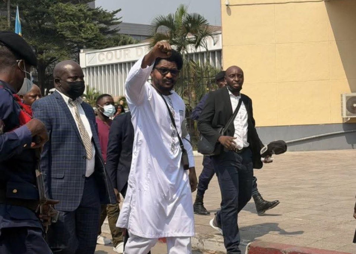 RHRDC2028's tweet photo. Le ministre de la Justice, Constant Mutamba, est de nouveau attendu ce lundi devant la Cour de cassation, où il comparaît dans le cadre d’une deuxième procédure judiciaire. Poing levé à son arrivée, il a affiché une attitude sereine face à cette nouvelle audience. https://t.co/ehTOcO3vM7