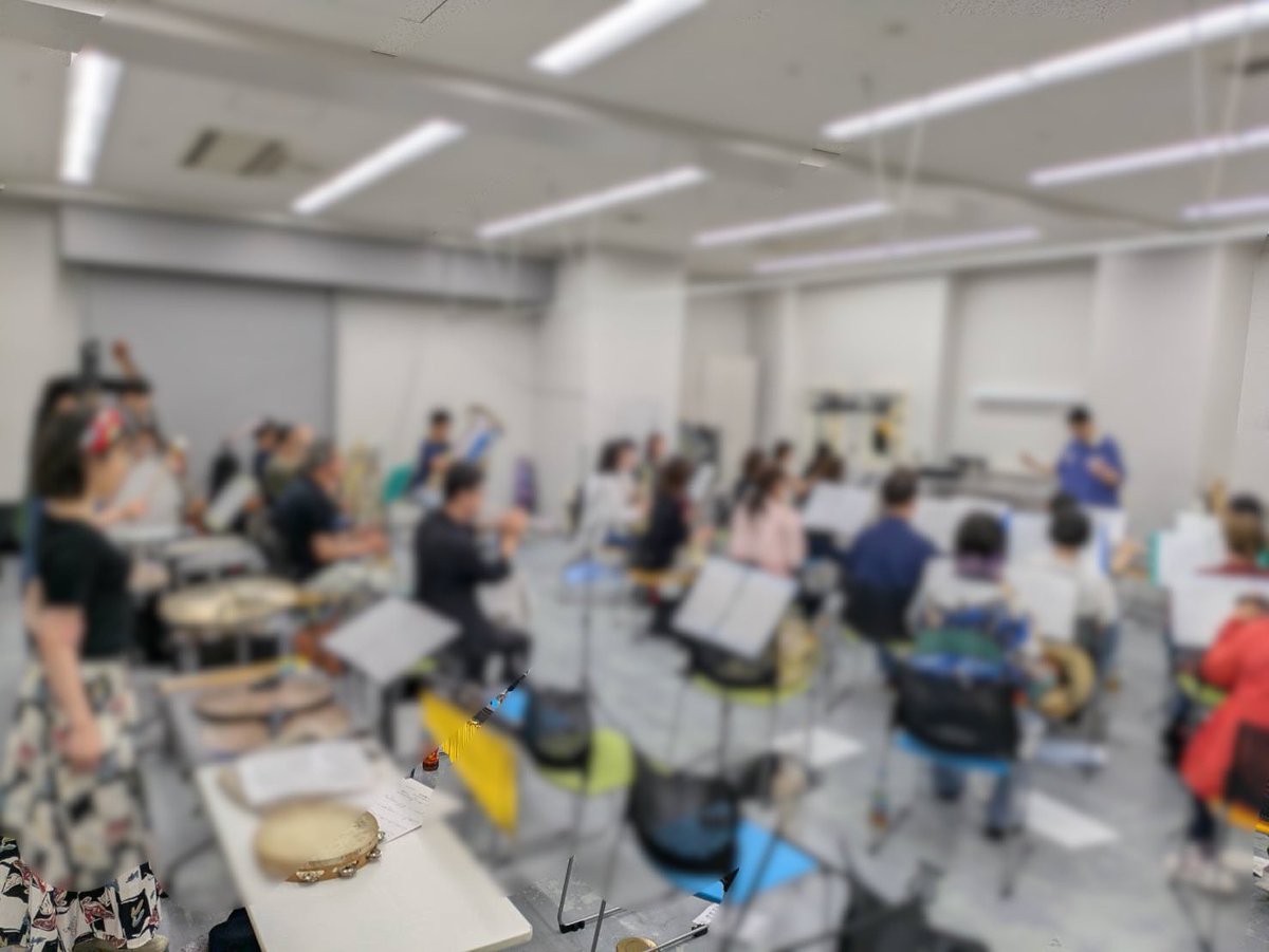 kinki_cerchio's tweet photo. 昨日の練習ではM指揮者に代わり、1部の曲を🍋団長、ジブリの曲をTセクリが振ってくださいました！
大曲のまあしんどいこと…()
そしてFlPiccの運命共同体でお馴染み(？)のグロッケンさんがなんと椅子の背に乗っておりました！合奏後まで気づかずびっくりしましたΣ( ˙꒳​˙  ) https://t.co/SU66vmkfBc