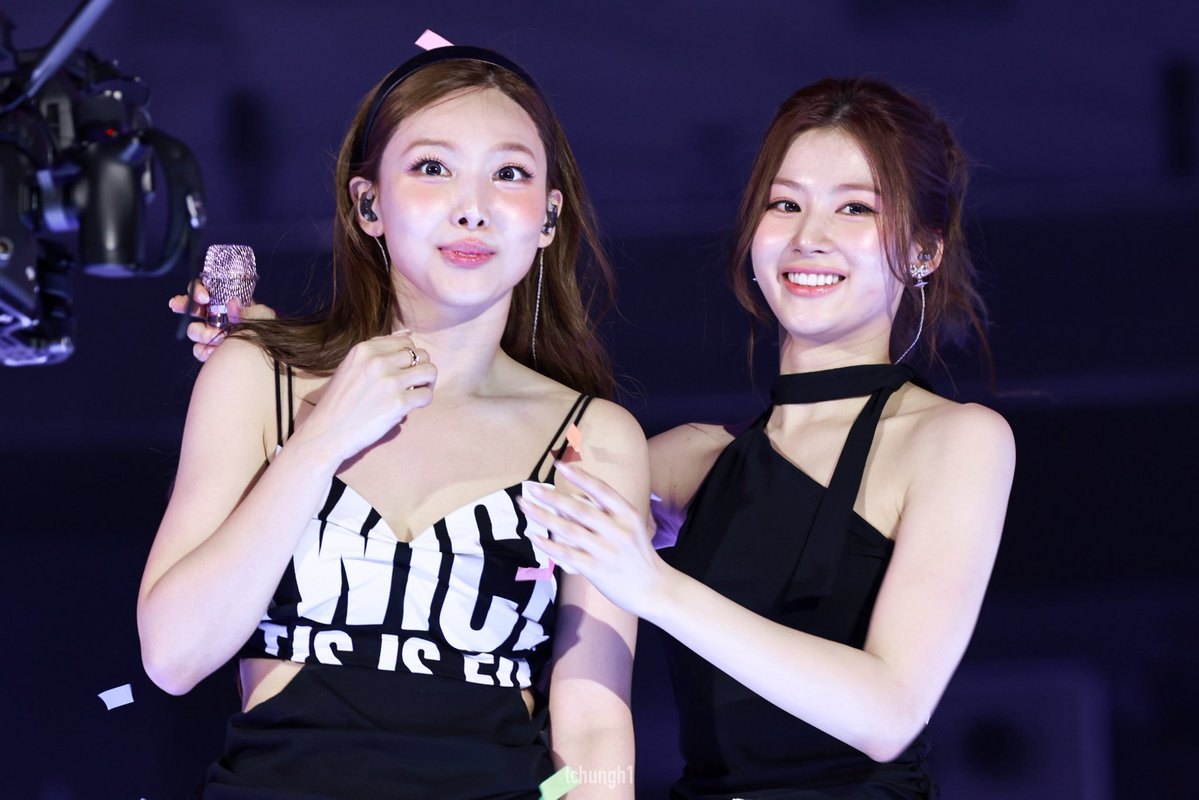 lchungh1's tweet photo. 260712 THIS IS FOR in Seoul

사나짱 얼굴에 아직도 입술 자국 ㅎㅎ

#TWICE #트와이스
#SANA #사나 #サナ
#NAYEON #나연 https://t.co/39B3BWDgFW