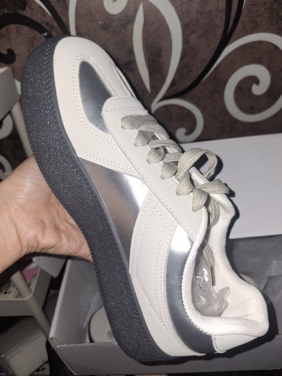 vieebluw's tweet photo. akhirnya paket sepatu Bostanten yang warna silver gray ini mendarat juga 🥺
Aslinya cakep pol sumpil!! perpaduan abu-abu sama silver metaliknya pas banget buat ootd sehari hari https://t.co/2ZpuGbyaBt