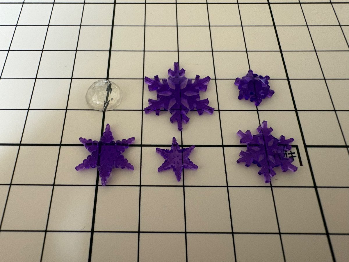 ishikari_P's tweet photo. 昨日買ってきた、ユザワヤのルミナスジェムレジンをおためし。
粘度がとても低くて、ニードル使わなくてもモールドの先まで行き渡る。売り文句通りに透明度も高い。自分の用途にはかなり合いそう。これが50g680円税抜なのは助かる。

あと気になるのは黄変か。窓際に置いて数日様子見してみよう。 https://t.co/yKEJCkXXtd