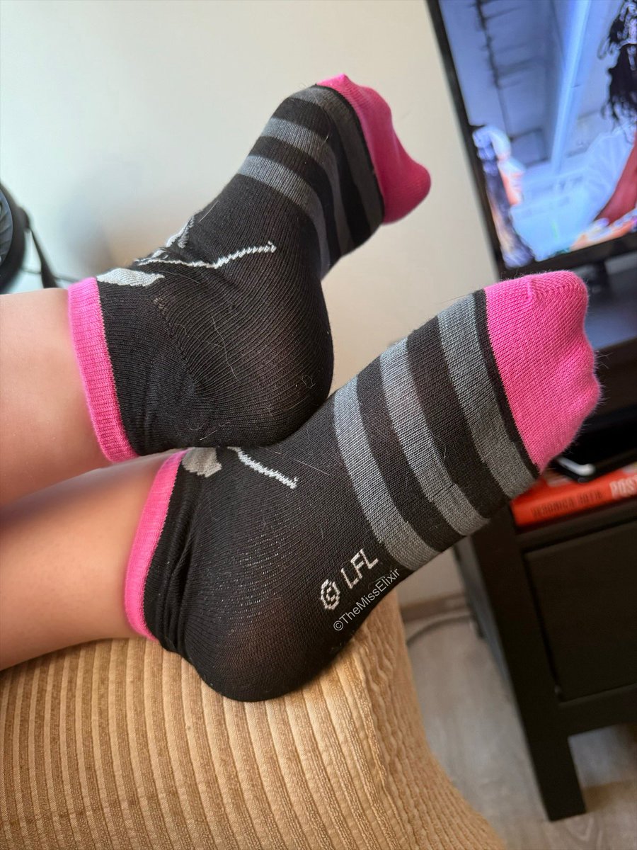 TheMissElixir's tweet photo. Good morning twitter 👣
Say it back 🔁

#starwars #darthvader #socks #Footsub #feetcustoms #FeetCreator #footy #fyp https://t.co/dJvRYadW9u