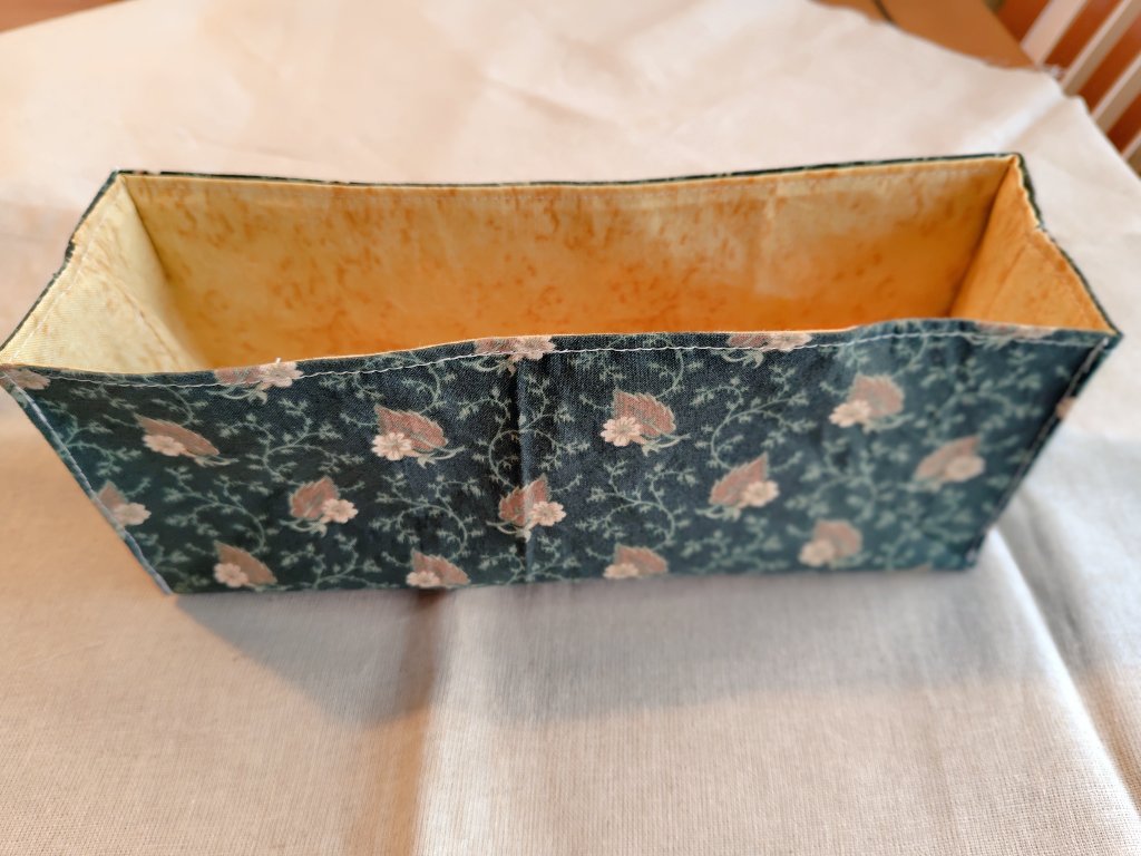 rabbit_riceears's tweet photo. 今日は布でカトラリー入れを作ってみた。
引出しの中のプラスチックケースを全て布製にしたい。
あと3つ必要。
年内にできるだろうか？😅
#ハンドメイド https://t.co/F2s04SFTL6