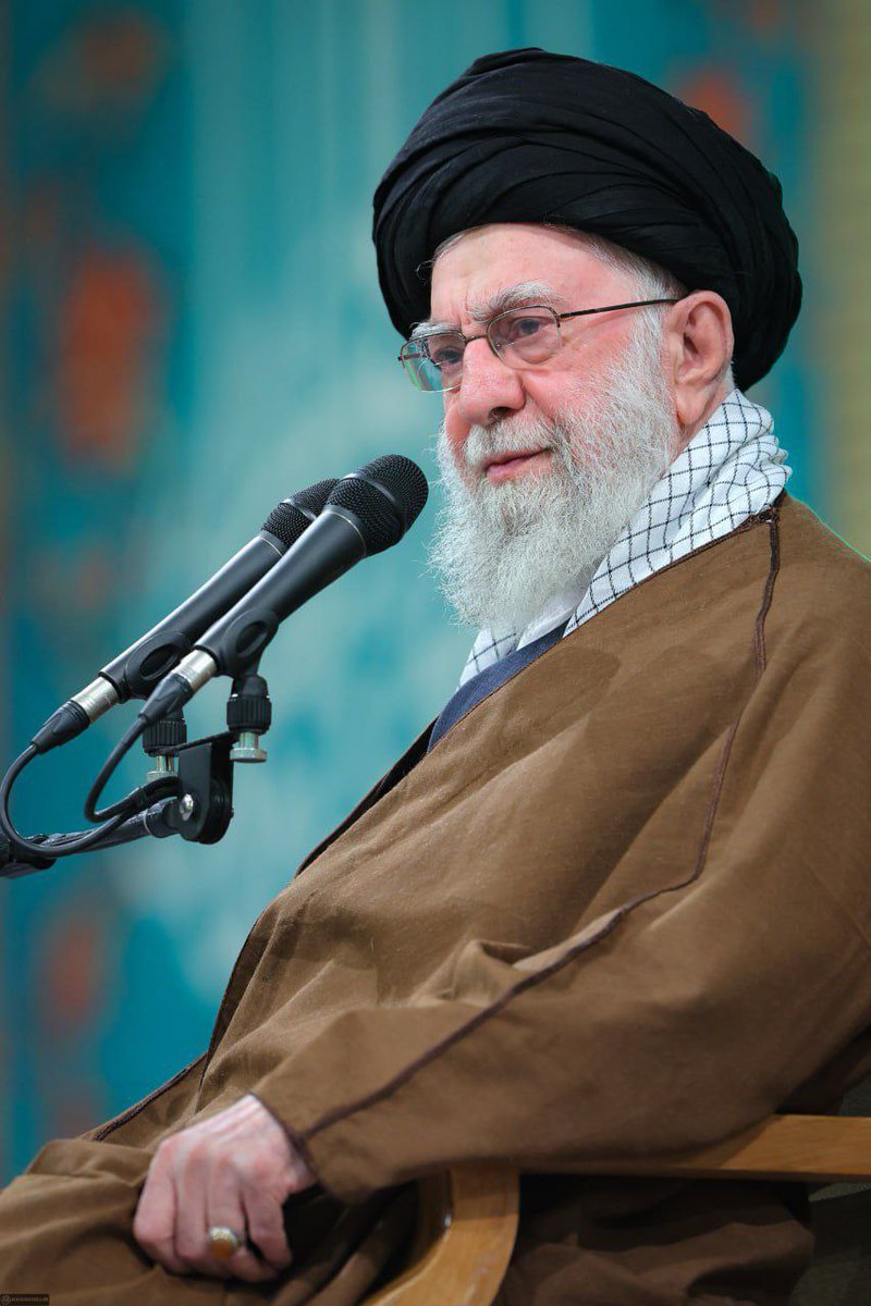 kazemi_66's tweet photo. چطور ۴٠ سال زخم زبون شنیدی، تهمت و افترا شنیدی، خون دل خوردی  ی ذره از اقتدار و توانت کم نشد جا نزدی، ۴ ماهه بدون شما داریم با اینا سر میکنیم دیگه کم آوردیم
#امام_خامنه_ای
#آقای_شهید_ایران https://t.co/ldBSwCbEC6
