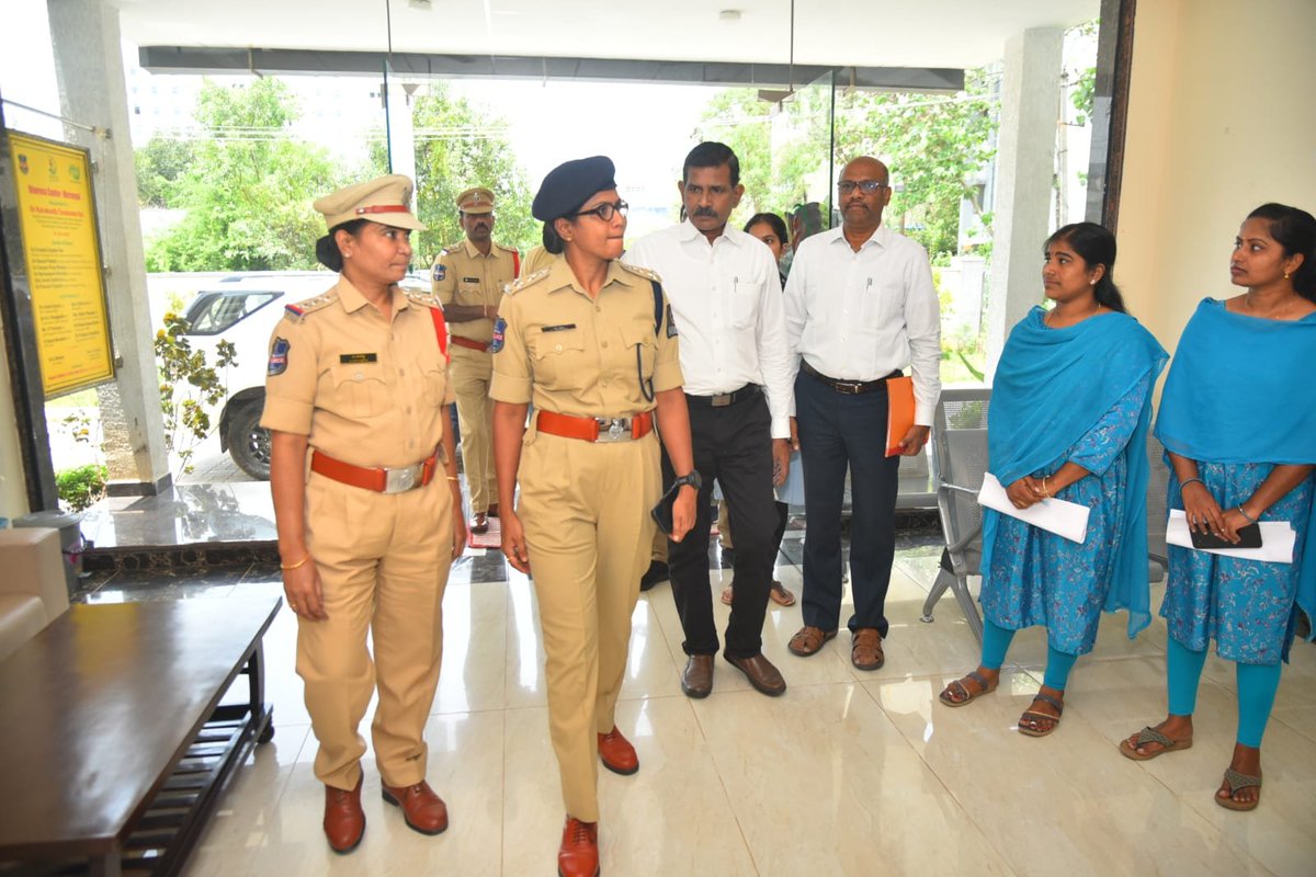 warangalpolice's tweet photo. భరోసా కేంద్రాన్ని సందర్శించిన వరంగల్ పోలీస్ కమిషనర్ ఎన్. శ్వేత, ఐపీఎస్

వరంగల్ పోలీస్ కమిషనర్ ఎన్. శ్వేత, ఐపీఎస్ సోమవారం రంగంపేటలోని వరంగల్ భరోసా కేంద్రాన్ని ఆకస్మికంగా సందర్శించి, కేంద్రంలో అందిస్తున్న సేవలను పరిశీలించారు.

ఈ సందర్భంగా భరోసా కేంద్రంలో బాధితులకు అందిస్తున్న కౌన్సెలింగ్, న్యాయ సహాయం, వైద్య సేవలు, మానసిక పరామర్శ, పునరావాస చర్యలు తదితర అంశాలపై అధికారులతో సమీక్ష నిర్వహించారు. కేంద్రానికి వచ్చే ప్రతి బాధితుడిని సానుభూతితో, గౌరవప్రదంగా స్వాగతించి, వారి సమస్యలను పూర్తిగా తెలుసుకుని సత్వర న్యాయం అందేలా చర్యలు తీసుకోవాలని అధికారులను ఆదేశించారు.

మహిళలు, చిన్నారులు, ఇతర బాధితులకు ఒకే వేదికపై అన్ని సేవలు అందించే భరోసా కేంద్రం సేవలు ప్రజలకు మరింత చేరువ కావాలని, ప్రతి కేసును నాణ్యతతో, వేగవంతంగా పరిష్కరించేలా సంబంధిత శాఖల మధ్య సమన్వయంతో పనిచేయాలని కమిషనర్ సూచించారు. బాధితుల గోప్యతకు అత్యంత ప్రాధాన్యత ఇవ్వడంతో పాటు వారికి అవసరమైన అన్ని రకాల సహాయ సహకారాలు అందేలా చూడాలని అధికారులను ఆదేశించారు.

ఈ సందర్శనలో క్రైమ్ అదనపు డీసీపీ బాలస్వామి, ఏసీపీ సదయ్య, భరోసా కేంద్రం ఇన్‌స్పెక్టర్ సువర్ణ, మహిళా పోలీస్ స్టేషన్-1 ఇన్‌స్పెక్టర్ సూర్యప్రసాద్, భరోసా ఎస్‌ఐ కిరణ్మయి, కౌన్సెలర్లు మరియు సిబ్బంది పాల్గొన్నారు.
@TelanganaDGP @TelanganaCOPs