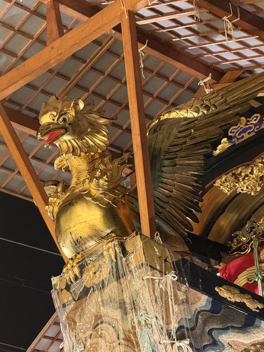 travelkyoto6's tweet photo. 祇園祭の船鉾の舳先に飾られている鳥は、鷁（げき）と呼ばれる想像上の鳥さん。
風に耐えて空を飛ぶ鳥とされ、水難除けの願いが込められているとか。 https://t.co/DSZmbKWx2r