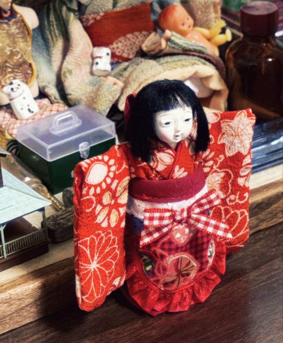 新しいエプロンをもらって嬉しそう #市松人形