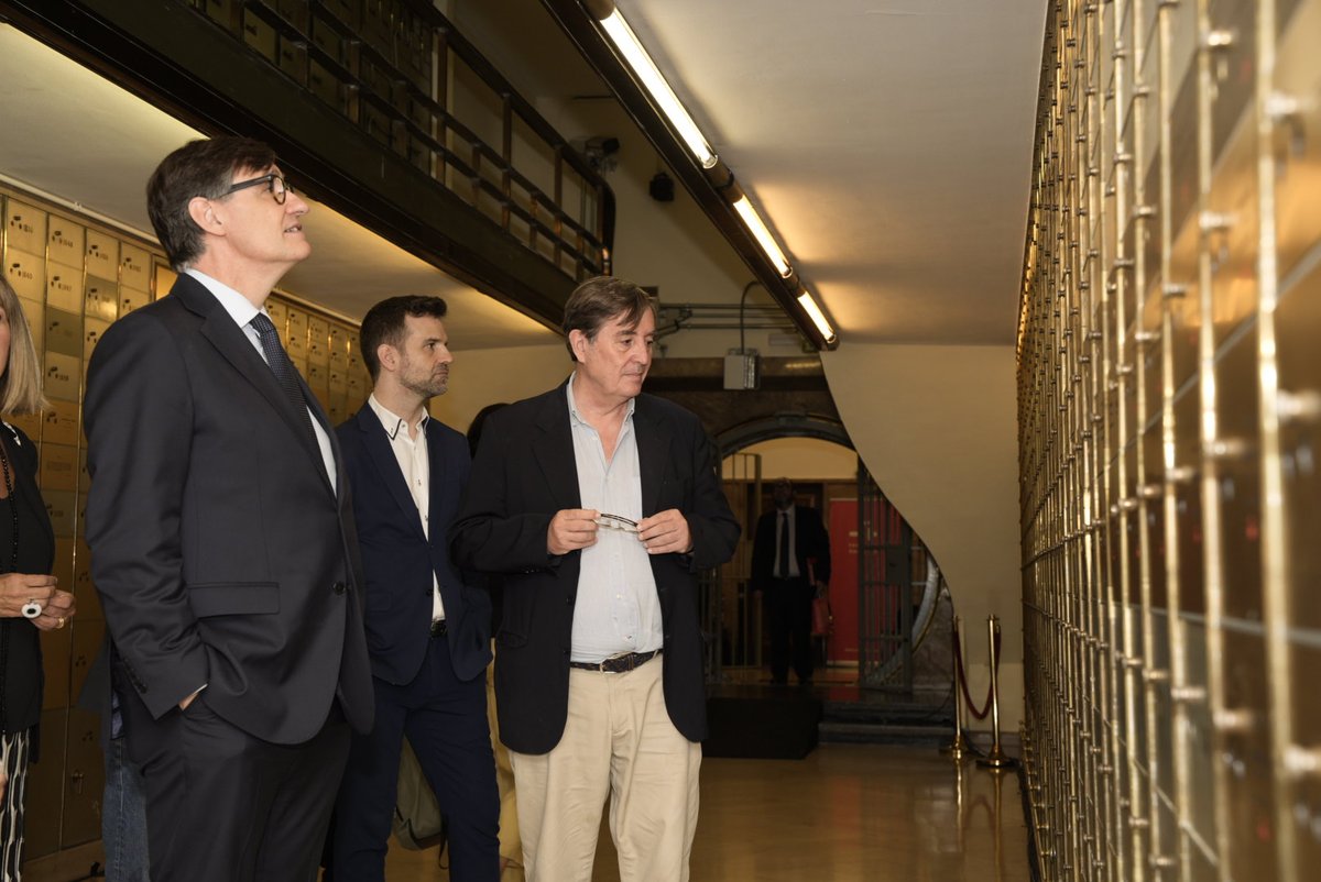 InstCervantes's tweet photo. 🏛️🗝️ @salvadorilla ha admirado nuestra #CajadelasLetras con el director del Instituto, #LuisGarcíaMontero, y la periodista @PepaBueno.
Entre los legados de la antigua cámara acorazada encontramos figuras de la cultura catalana como #JoanMargarit, @CarmeRiera_ofic o #AntoniTàpies. https://t.co/NBj4zU8IIY