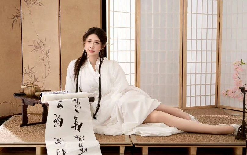 Mickey214222's tweet photo. 晚上给你们整一点文艺的，有没有喜欢玩古装的，还有后期视频给我闺蜜儿子穿古装玩的也有你们想尝试一下的，也可以来给福利，说真的说脱就脱，想看的来扣一 https://t.co/FwVm5GckU2