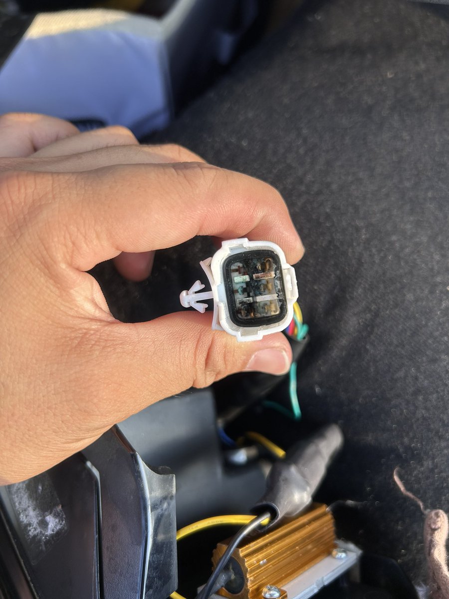 ryu_GR86's tweet photo. 左ウィンカーで唐突にハイフラッシャー起こって「何事や！？」思ったら…

カプラー内でショートしておりました（）
車両火災にもなりかねないので、左テールランプは明日最寄りの車両電飾店へ診て貰います🥹
ちゃんと直るといいな… https://t.co/wosBOwVHOR