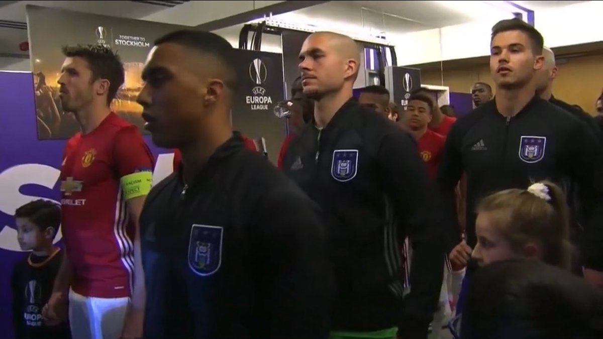 ZaidBalll's tweet photo. 2016-17 Europa League QF.

Carrick Captains Manchester Utd.
Tielemans Captains Anderlecht.

Football is incredible.❤️🤯 https://t.co/8GtGmmCkmW