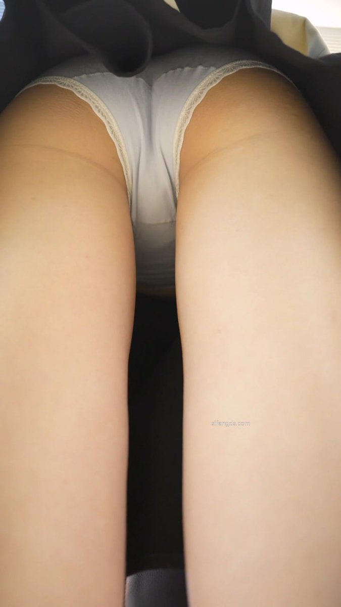 AMGj1xi's tweet photo. 黑裙美女保持弯腰姿势被抄底对着镜头摇晃屁股 #街拍美女  #街拍抄底  #裙底  #反差 https://t.co/H7ZWvhrLVv