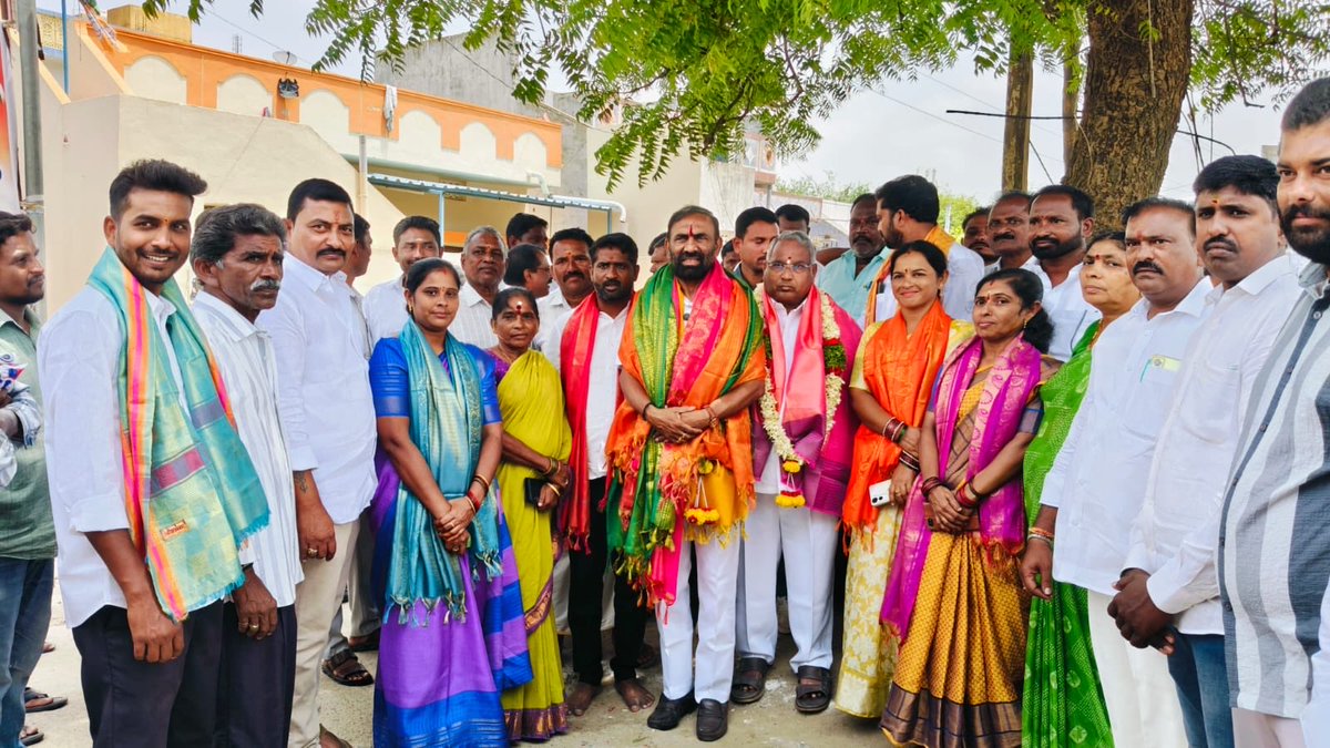 juvvadii's tweet photo. In Metpally town,laid the foundation stone for a 500m CC road in Wards 13,14.This long-pending road is vital for residents of Wards 1,13,14,15,23 and serves as the route for funeral processions of 9 community associations. After 20 years,work has finally begun #juvvadinarsingrao https://t.co/sYG9V5LJkv