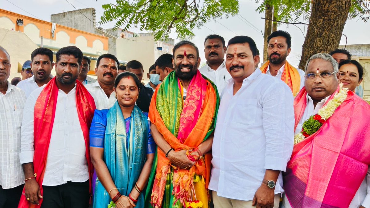 juvvadii's tweet photo. In Metpally town,laid the foundation stone for a 500m CC road in Wards 13,14.This long-pending road is vital for residents of Wards 1,13,14,15,23 and serves as the route for funeral processions of 9 community associations. After 20 years,work has finally begun #juvvadinarsingrao https://t.co/sYG9V5LJkv
