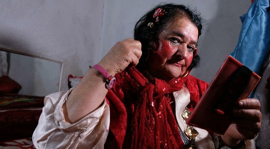 Kadininn_Sesi's tweet photo. Hayatı belgesellere ve dizilere konu olan "Kırmızılı Kadın" olarak tanınan Sultan Özcan, 74 yaşında  hayatını kaybetti. 

Yaklaşık 25 yıl süren evliliği, çocuk sahibi olamamaları sebebiyle 1995 yılında eşinin onu terk etmesiyle son bulan Özcan, verdiği bir röportajda kırmızı giyinme sebebini anlatıyor:

 "Hakkari'de bir gün kırmızı elbiseli çok güzel bir kız görmüştük. Eşim 'Kız çok güzelmiş görüyor musun' dedi. Ben de ona imrenmesin diye gidip mağazadan kırmızı elbise aldım. Eşim sırf başkasına bakmasın, hep beni sevsin diye o günden beri kırmızı giyindim." 

#KırmızılıKadın
#KadınınSesi