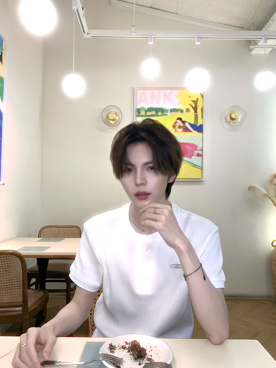 AM8IC_MEMBER's tweet photo. [🐰💬]  
🍫초콜릿이랑 밍카이 중에 누구 고를래?

#AM8IC #엠빅 #エムビック 
#MINGKAI #밍카이 #ミンカイ #洺楷 https://t.co/LqdUElKbmP