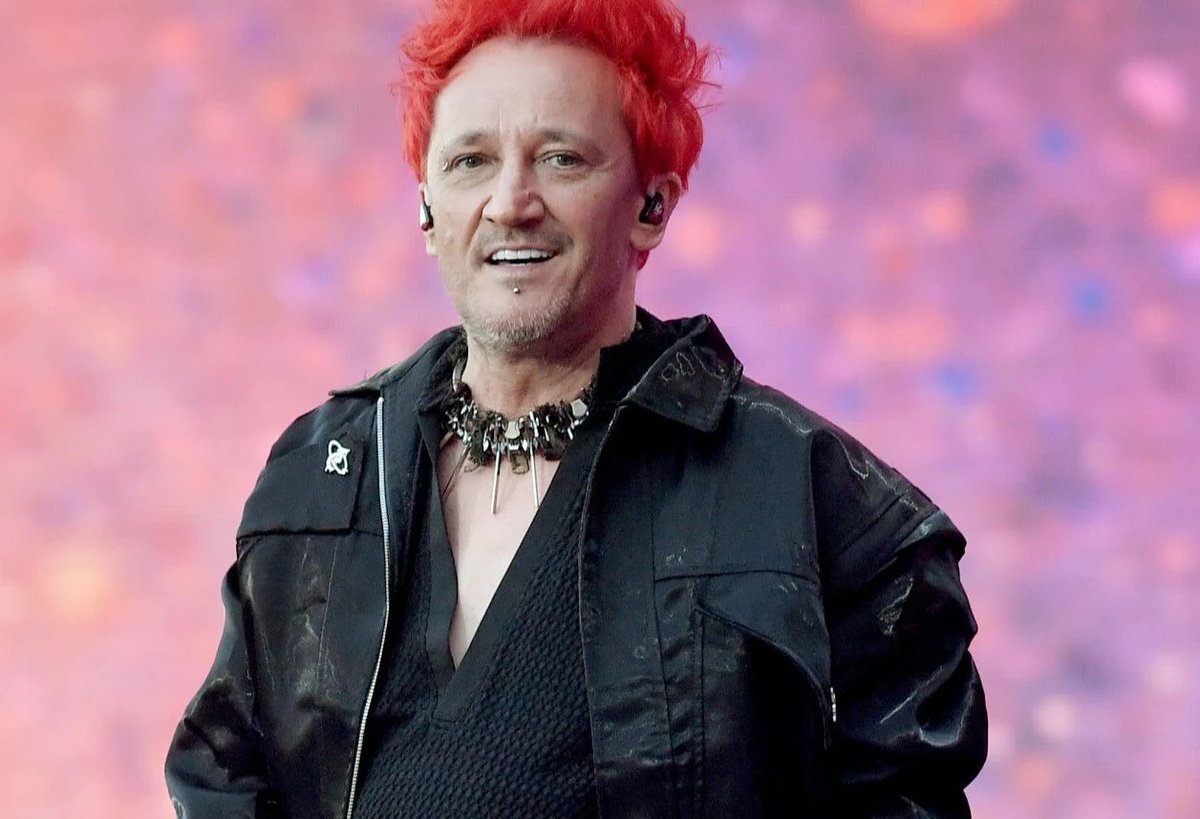 karol_karolix's tweet photo. Ten klaun nie potrafi już śpiewać i tworzyć muzyki więc wywołuje żałosne skandale aby o nim nie ucichło i demoralizuje  jakąś część tych mniej rozgarniętych Polaków np. moją szwagierkę 🥴 https://t.co/zV8G55UIW1