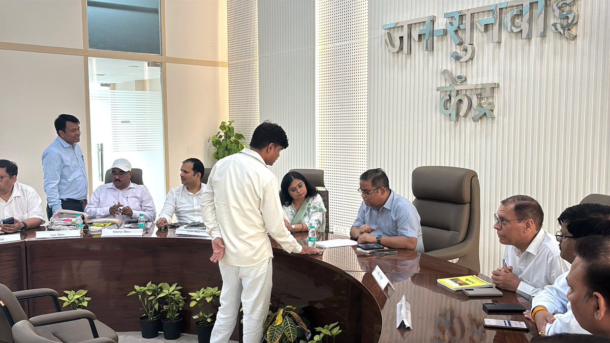 noida_authority's tweet photo. आज, दिनांक 13-07-2026 को सैक्टर-96 स्थित नौएडा प्राधिकरण के प्रशासनिक कार्यालय में मुख्य कार्यपालक अधिकारी श्री कृष्ण करुणेश @CEONoida द्वारा जनसुनवाई की गई जिसमे अपर मुख्य कार्यपालक अधिकारी श्रीमती वंदना त्रिपाठी सहित प्राधिकरण के विभिन्न विभागों के वरिष्ठ अधिकारी उपस्थित रहे। जनसुनवाई के दौरान नागरिकों द्वारा प्रस्तुत शिकायतों एवं सुझावों को गंभीरता से सुना गया तथा सम्बंधित विभागों को उनके गुणवत्तापूर्ण एवं समयबद्ध निस्तारण के निर्देश दिए गए।

@Noida_authority नागरिकों की समस्याओं के त्वरित समाधान एवं पारदर्शी, जवाबदेह प्रशासन के लिए निरंतर प्रतिबद्ध है।

#NoidaAuthority 
#JanSunwai #PublicGrievance #CitizenFirst #GoodGovernance #TransparentGovernance