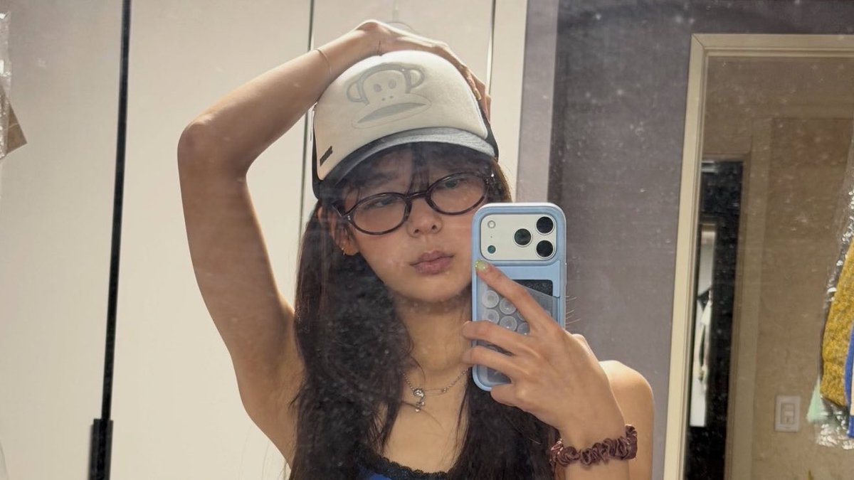 lialand_'s tweet photo. Mirror selfie princess🪞 💕 https://t.co/XairsENOWG