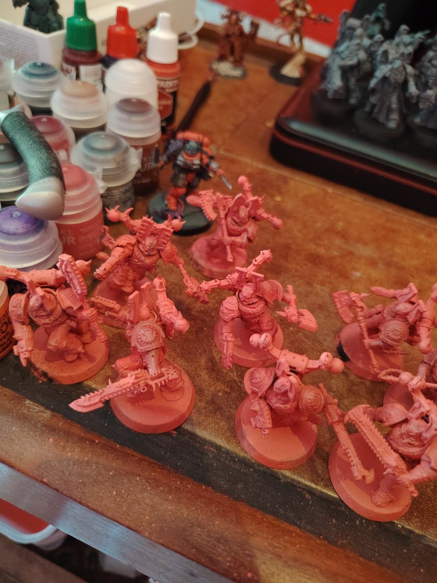 ArturonFFXIV's tweet photo. @spaceshark23 I'm currently attempting to unpaint some models thanks to a bad batch of red spray paint getting really clumpy https://t.co/II35XnMJCK
