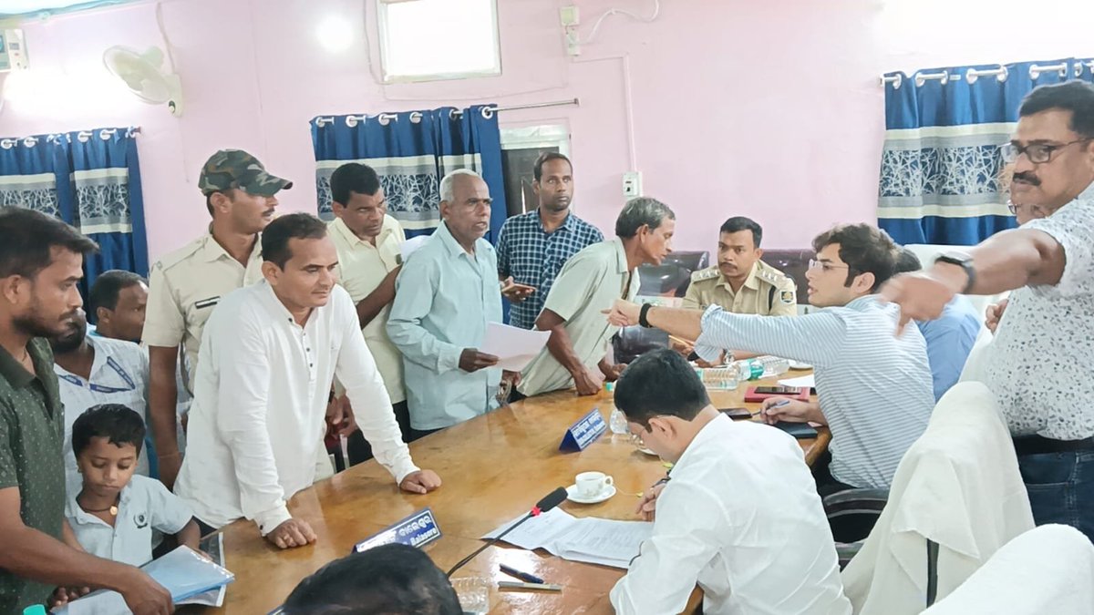 DMBaleshwar's tweet photo. Joint public grievance hearing was held today at Baliapal block in the presence of @dbalasore and all district level officers. A total of  135 grievances were registered ,out of which 7 Grievances were resolved on the spot.
@CMO_Odisha https://t.co/TPfEjZ7Pec