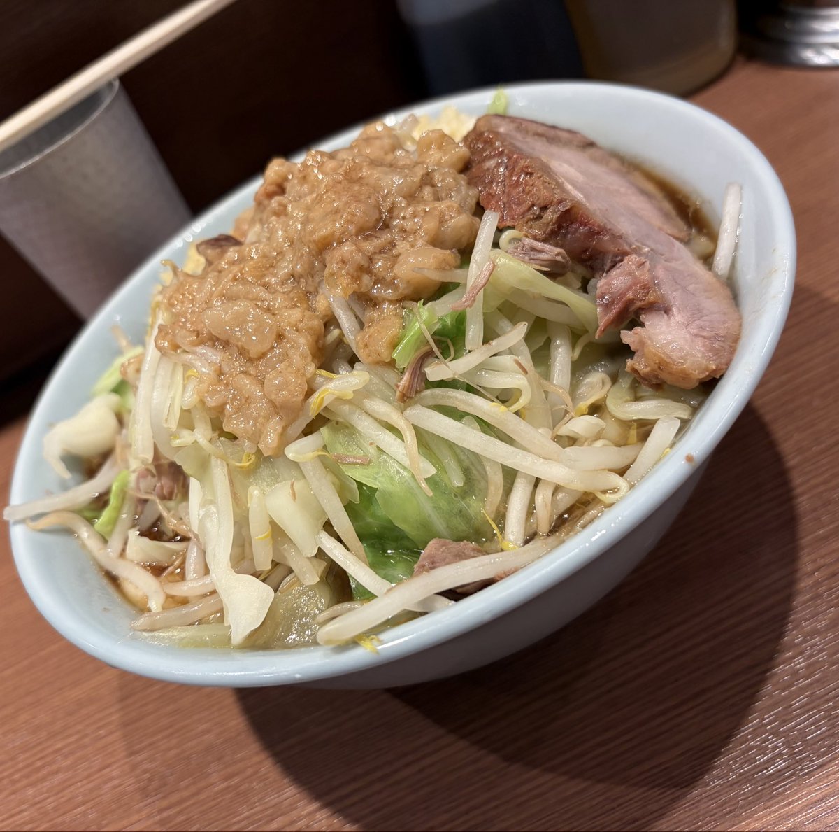 daisuke71113441's tweet photo. 横須賀中央
Ramen Base 046  
ラーメン(麺柔め)
ニンニク🧄アブラ.生姜
お久しぶりの🍜デフォラーメン🍜
少しスープをいじったとのポストを
見て限定も食べたいけどデフォラーメン
で😄少しまろやかになったかな？
やっぱり美味しい😋ペロリです。 https://t.co/nxxAnmGKiL