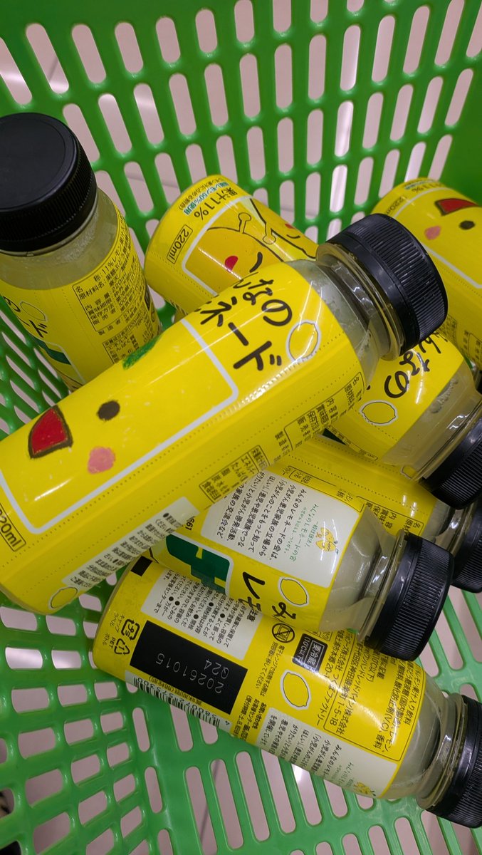 _Z4Q_wErTy2W's tweet photo. 今日も買い増し！🍋

レモネードスタンドは、2000年、1歳になる前に神経芽腫と診断されたアレックス・スコットさんが、4歳のときに小児がん研究のため始めた活動です。

その後も病と向き合いながら活動を続け、8歳でその生涯を閉じるまで、多くの人へ希望を届けました。

まだ25年ほどの歴史ですが、その想いは世界中へ広がり、小児がん研究や患者家族を支える大きなムーブメントになっています🍋

日本では現在、ファミリーマートで「みんなのレモネード」が数量限定で販売されています。売上の一部は小児がん支援団体へ寄付されます。
見かけたら、ぜひ手に取って応援してください🍋

※引用は、アレックス・スコット基金（Alex's Lemonade Stand Foundation）の公式アカウント（ @AlexsLemonade ）です。
#みんなのレモネード
#レモネードスタンド
#小児がん