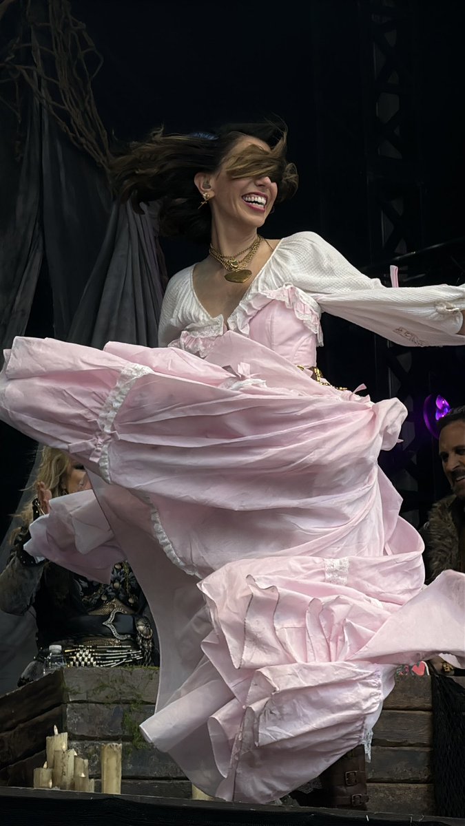 jodanverss's tweet photo. going through photos of yesterday’s live show and these ones of laura’s entrance are so whimsical 🥹💞✨

#criticalrole https://t.co/0WwU1AyVLX