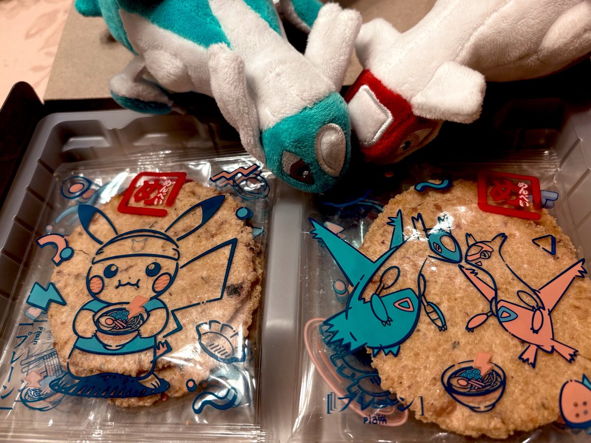 Lets_GO_Flareon's tweet photo. ！！
開けてからもパッケージにピカチュウとラティアスとラティオス！！✨
食べるのもったいないかわいさ...！🍘✨ https://t.co/I9zYEbFLay