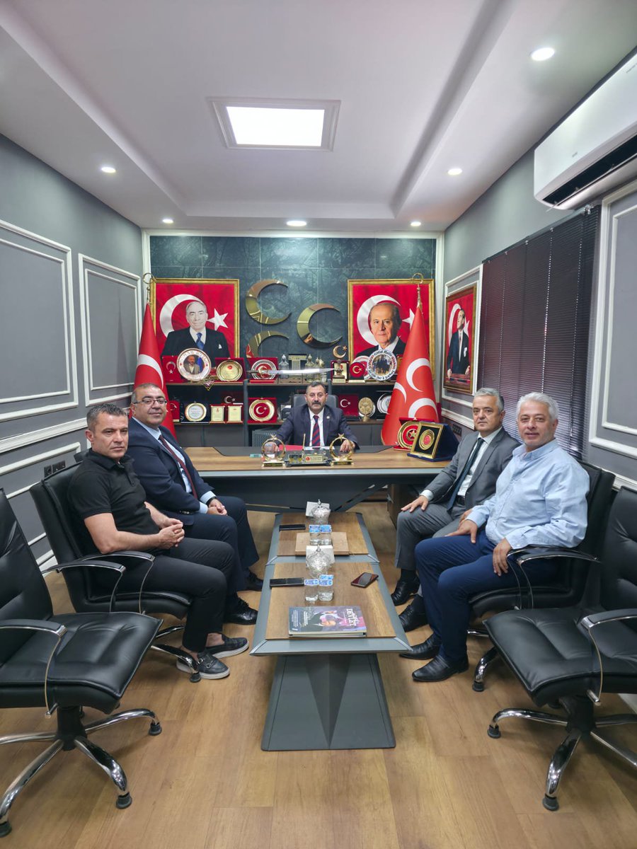 Sanliurfa_MHP's tweet photo. Tapu ve Kadastro Bölge Müdürümüz Sayın Hamdi Erşen, Şanlıurfa Gençlik ve Spor İl Müdür Yardımcısı Sayın Murat Önen ve Vakıflar Bölge Müdürümüz Sayın Mehmet Ali Palalı, İl Başkanımız Sayın Ecz. Osman Mutlu'ya hayırlı olsun ziyaretinde bulundular.

Ziyaret kapsamında ilimiz ve kamu hizmetlerine ilişkin karşılıklı istişarelerde bulunuldu.

Nazik ziyaretleri ve samimi sohbetleri dolayısıyla kendilerine teşekkür ediyor, çalışmalarında muvaffakiyetler diliyoruz.

@dbdevletbahceli 
@MHP_Bilgi 
@eczosmanmutlu