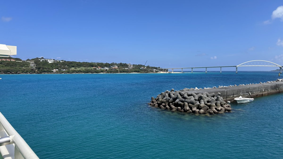 CJ26905056's tweet photo. 本島からフェリーで伊江島に渡りました🏝️

宮古ブルーに負けずとも劣らない、えげつない蒼さ...🌊 https://t.co/Gu1yrlTBwj