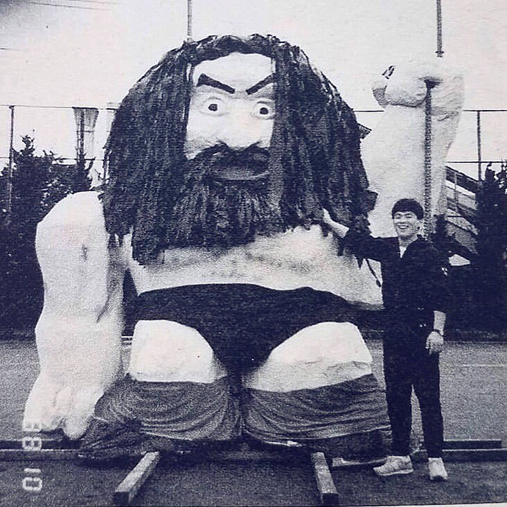 allan_cheapshot's tweet photo. After Bruiser Brody’s 1988 passing, students at a Japanese high school spent a month building this giant Brody figure as a mascot. https://t.co/uvVPqWw5Xu