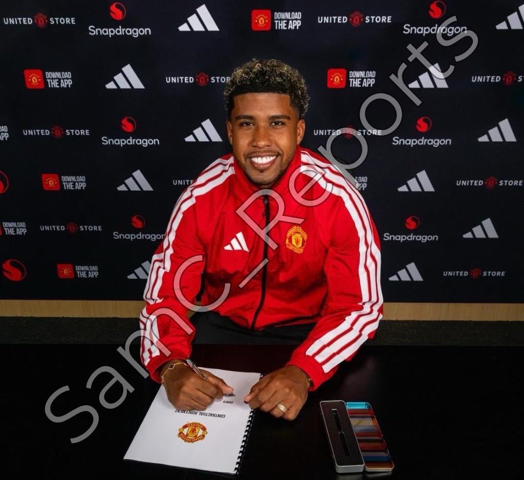 mufcMPB's tweet photo. 🚨🚨📸 BREAKING:

The FIRST picture of Andrey Santos signing his Manchester United contract! #MUFC [@SamC_reports] https://t.co/1tmozQLSn8